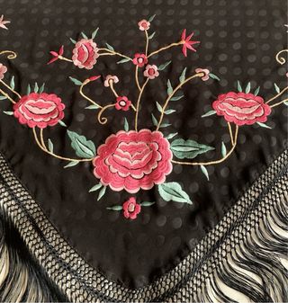 Mantoncillo Flamenco Negro Bordado Rosas