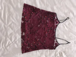 Top burdeos con transparencias y lentejuelas