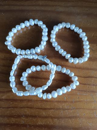 Pulsera de perlas blancas