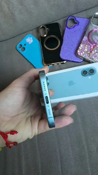 iPhone 16 verde + 5 Fundas