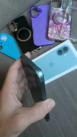 iPhone 16 verde + 5 Fundas