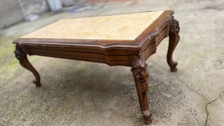 Tavolo da salotto in legno e marmo