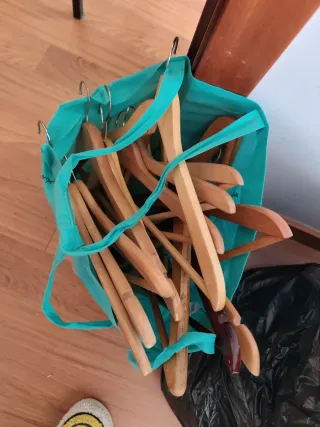 Lote de perchas de madera