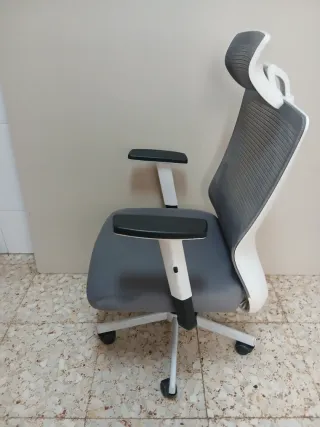 Silla de oficina ergonómica gris
