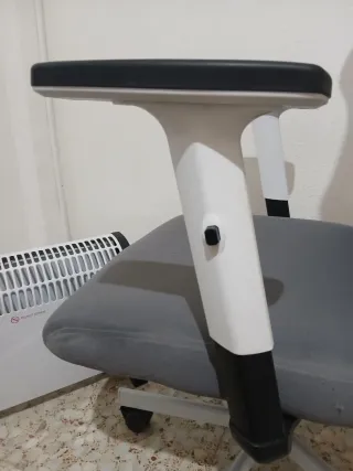 Silla de oficina ergonómica gris