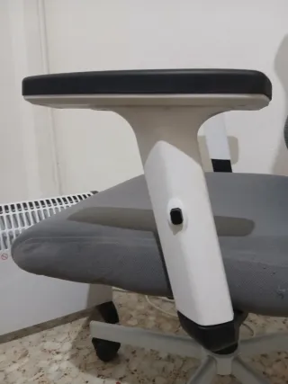 Silla de oficina ergonómica gris