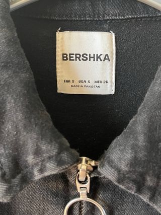 Mono vaquero corto negro Bershka