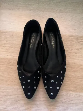 Manoletinas negras talla 38 con tachuelas