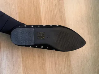 Manoletinas negras talla 38 con tachuelas