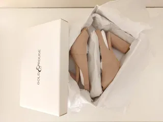 Zapatos peep toe destalonados Gold & Rouge