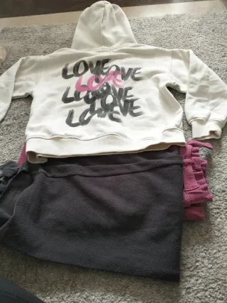 Sudadera Zara niña 9/10 y dos pantalones Talla 9/1