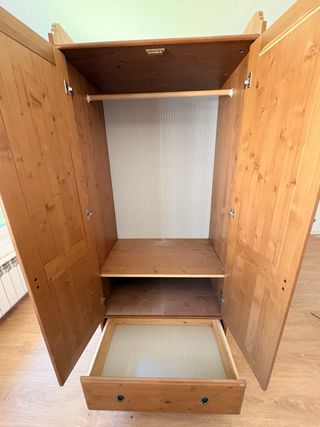 Armario de madera c/cajonera 2 baldas y cuelgaropa