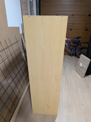 Armario de madera con baldas