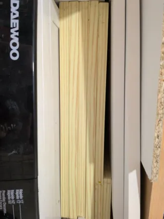 Armario de madera con baldas