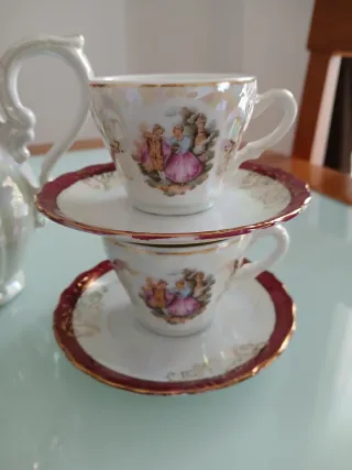 Juego de café de porcelana con detalles dorados