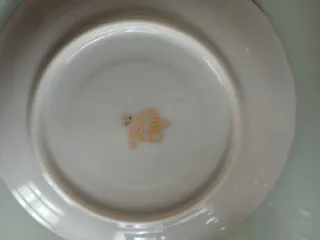 Juego de café de porcelana con detalles dorados