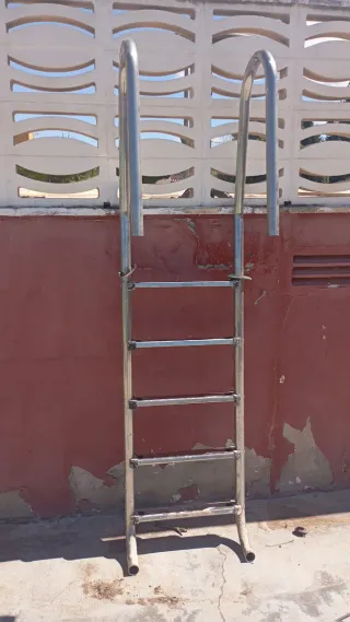 Escalera de piscina metálica
