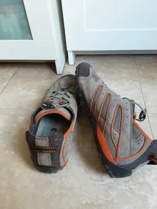 Zapatillas Geox grises y naranjas