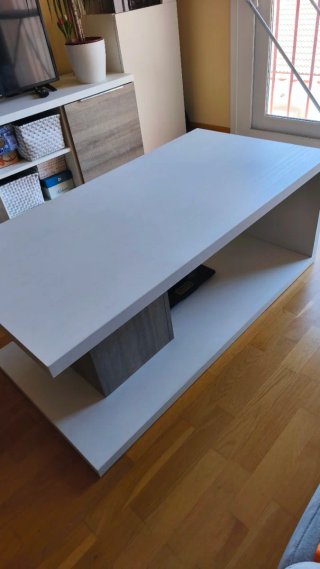 Mesa de centro de salón moderna,alta y espaciosa