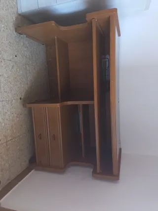 Escritorio de madera en buen estado