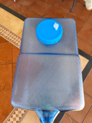 Deposito de agua con grifo