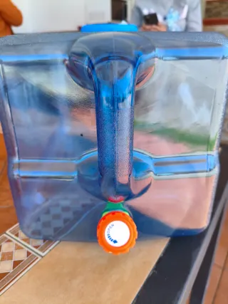 Deposito de agua con grifo