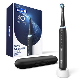 Oral-B iO 10 Cepillo de Dientes Eléctrico Negro Con Mango Recargable, 1 Cabezal y 1 Estuche Cargador de Viaje, 7 Modos De Cepillado, Sensor De Presión, Seguimiento Con App, Diseñado por Braun