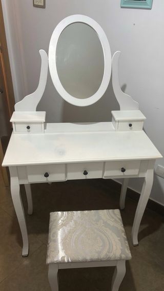 Tocador blanco con espejo y taburete