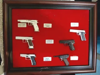 Espositore con miniature da collezione