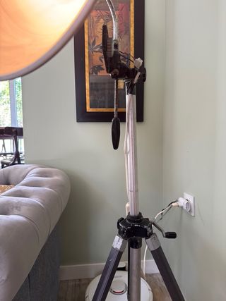 Lámpara trípode antigua dorada y negra 140cmx 70