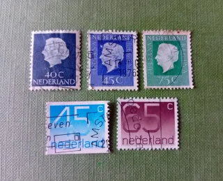Pack más 100 sellos internacionales variados
