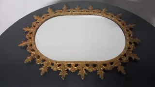 Espejo de bronce dorado ovalado