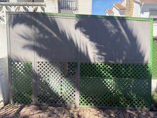 Puerta de hierro con reja