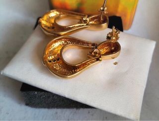 Pendientes vintage chapados en oro con detalles