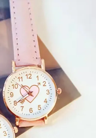 Reloj rosa con correa ajustable