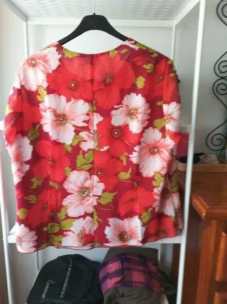 Blusa roja estampado flores blancas