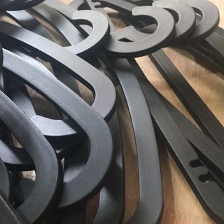 Lote 20 Perchas IKEA Helmis Negras Plástico