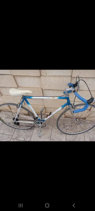 Bicicleta de carretera azul y blanca escucho ofert
