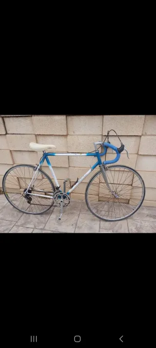 Bicicleta de carretera azul y blanca escucho ofert