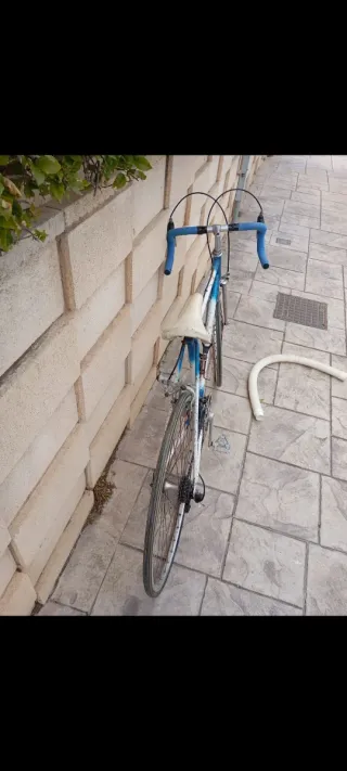 Bicicleta de carretera azul y blanca escucho ofert