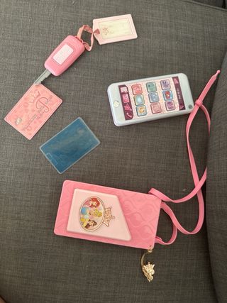 Móvil,tarjeta y llaves de coche de juguete