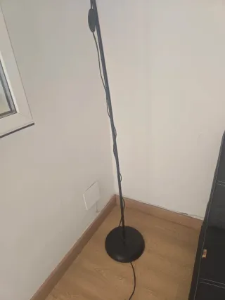 Lámpara de pie negra y blanca