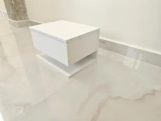 Mesita de noche blanca