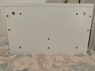 Mesita de noche blanca