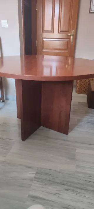 Mesa redonda de madera