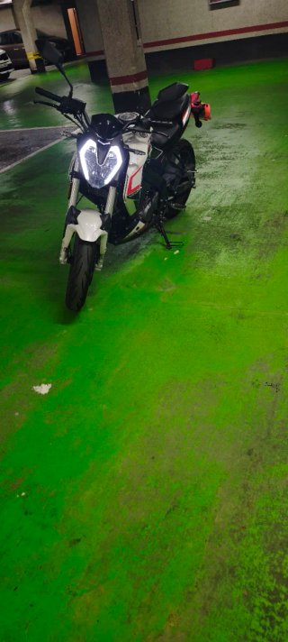 Moto Naked Blanca y Negra