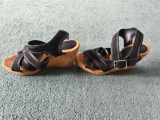 Sandalias BIMBA Y LOLA tacón corcho negras