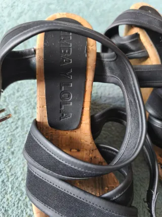 Sandalias BIMBA Y LOLA tacón corcho negras