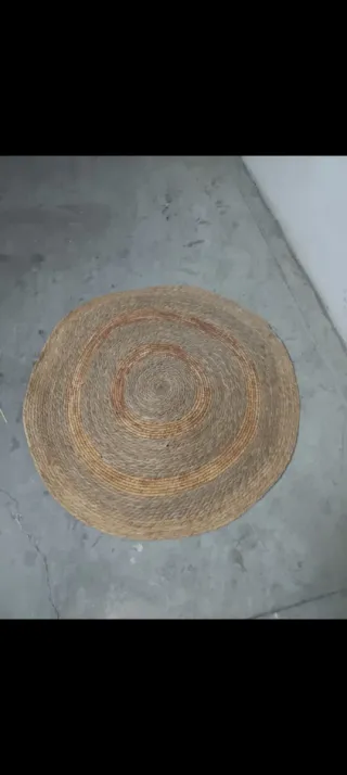 Alfombra redonda de enea beige y marrón