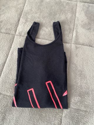 Camiseta tirantes Hollister negra y rosa